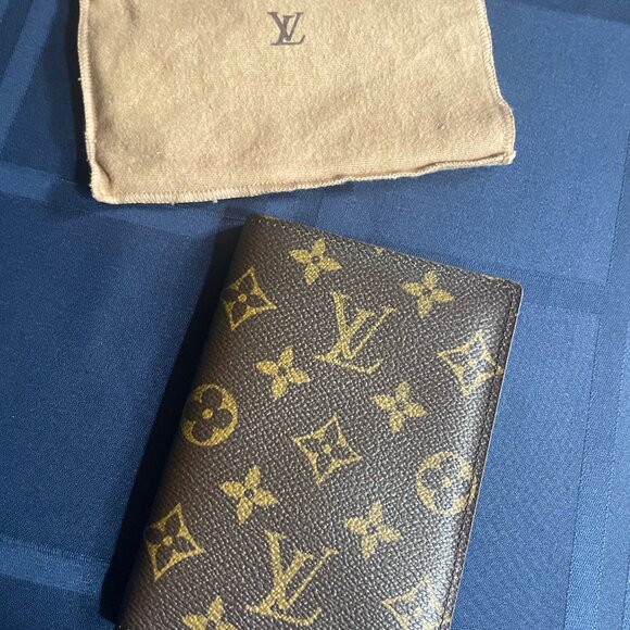 Louis Vuitton Logo Passport Cover with Dustbag - Picture 3 of 4